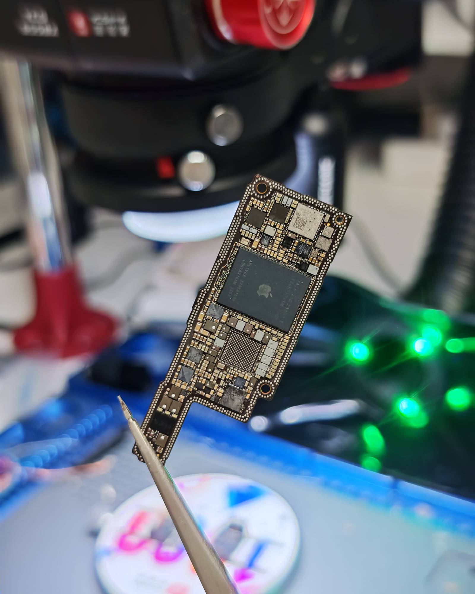 iPhone Logic Board unter dem Mikroskop