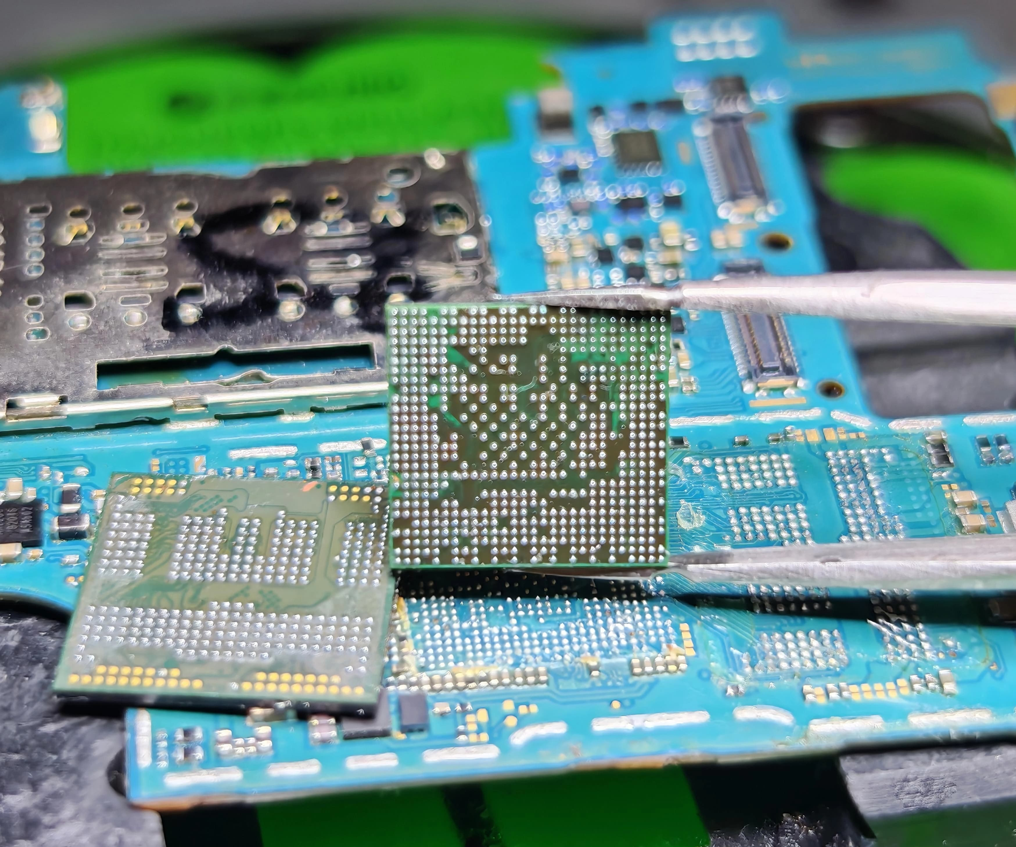 Mehrere Platinen bei der BGA-Reparatur – B-repair Werkstatt
